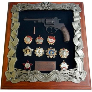 Настенная ключница "Пистолет Наган с наградами СССР" (44 х 40 х 10 см)